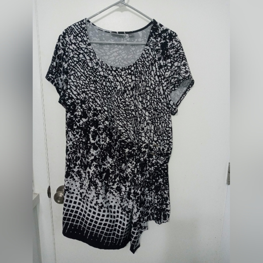 Avenue Short Sleeve Geometric Pattern Black White Stretch Blouse Ruched Side